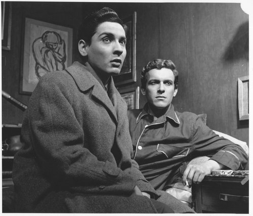 Fernando González (al frente) junto a Sergio Aguirre, en la obra "Mi hermano Cristián". Crédito: Teatro Nacional Chileno